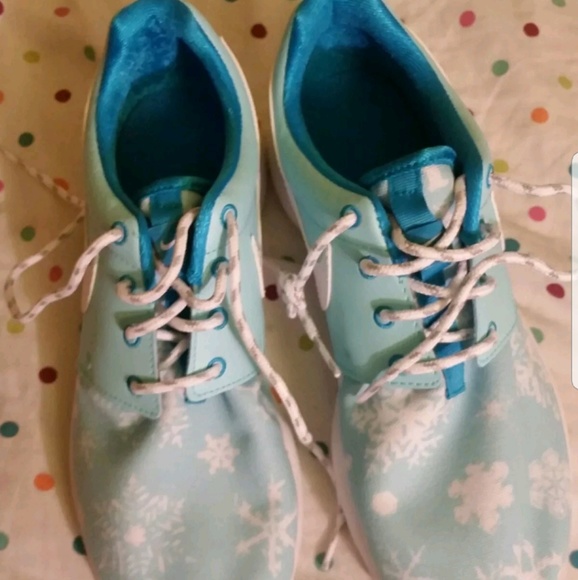 ❄️Nike Roshe Blue with White snowflakes 6.5Y - Picture 4 of 5